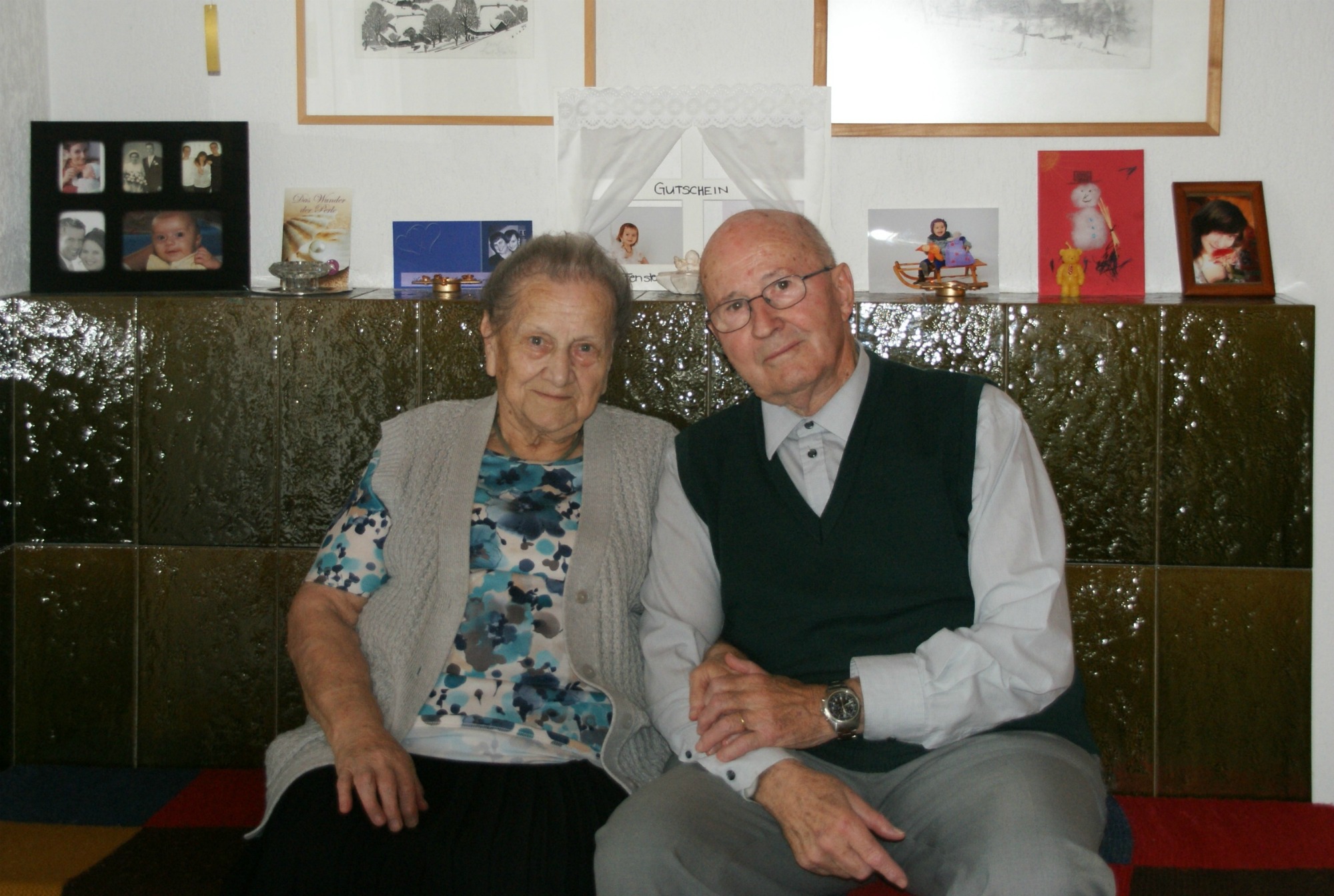 Umrahmt von Familienbildern. Seit sechzig Jahren sind Martha und Walter Jordi-Gerber verheiratet. Umrahmt von Familienbildern. Seit sechzig Jahren sind Martha und Walter Jordi-Gerber verheiratet.